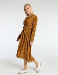 WZORZYSTA SUKIENKA Z WISKOZY. Sukienki Unisono, s, bez wzorów, z wiskozy, bez kołnierzyka, bez ramiączek, midi, dopasowane. Za 169.00 zł.