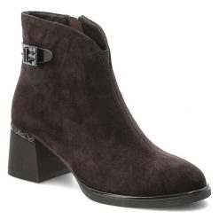 Botki damskie D&A o eleganckim fasonie z zamszową cholewką ozdobną klamrą i stabilnym obcasem typu słupek ciemnobrązowe, CR62-3190 Chocolate. Brązowe botki S.BARSKI, bez wzorów, z zamszu, eleganckie, bez obcasa, na słupku, bez zapięcia. Za 479.00 zł.