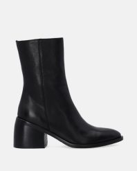 CZARNE SKÓRZANE BOTKI G006LEBLOBB053. Czarne botki Venezia, bez wzorów, ze skóry, bez obcasa, bez zapięcia. Za 759.00 zł.