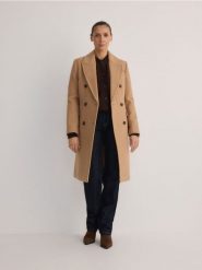Płaszcz z wełną - beżowy. Brązowe płaszcze Reserved, l, bez wzorów, z tkaniny, klasyczne, bez kaptura. W wyprzedaży za 239.99 zł.