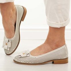 Złote ażurowe skórzane baleriny damskie Cambell 19416. Żółte baleriny Cambell, z aplikacjami, z jeansu, eleganckie, z okrągłym noskiem, bez obcasa, na obcasie, bez zapięcia. Za 229.00 zł.