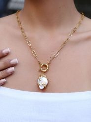 Pierres de Jade Pozłacany naszyjnik z elementami ozdobnymi - dł. 47 cm rozmiar: onesize. Białe naszyjniki Pierres de Jade, z materiału, z perłą, pozłacane. Za 98.64 zł.