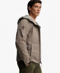 Superdry Kurtka Softshell Trekker z Kapturem, wodoodporna powłoka – Fort Taupe. Brązowe kurtki Superdry, xl, bez wzorów, z elastanu, z kapturem. Za 398.70 zł.