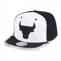 Czapka z daszkiem unisex koszykarska Mitchell & Ness Chicago Bulls czarno-biała. Białe czapki z daszkiem Mitchell & Ness, bez wzorów, sportowe. Za 179.00 zł.