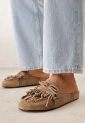 Beżowe Klapki VICES Mule Ozdobione Frędzlami Koralikami i Kokardą Eathelena. Brązowe klapki Renee, bez wzorów, bez obcasa, na płaskiej podeszwie, bez zapięcia. Za 119.99 zł.