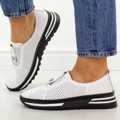 Białe ażurowe skórzane półbuty damskie S.Barski 7092. Białe półbuty wsuwane S.BARSKI, na jesień, w ażurowe wzory, z jeansu, casualowe, z okrągłym noskiem, bez obcasa, na płaskiej podeszwie. Za 249.00 zł.