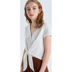 Bluzka oversize z ozdobnym wiązaniem - Kremowy. Bluzki Cropp. W wyprzedaży za 14.99 zł.