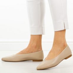 Beżowe skórzane czółenka damskie T.Sokolski 307. Brązowe baleriny Sokolski, bez wzorów, ze skóry, biznesowe, bez obcasa, na płaskiej podeszwie, bez zapięcia. W wyprzedaży za 263.12 zł.