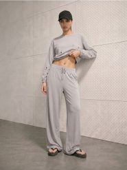Krótka bluza crewneck z ozdobnymi oczkami - szary. Szare bluzy Sinsay, l, bez wzorów, bez ramiączek, bez kaptura. Za 49.99 zł.