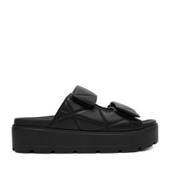 Klapki DeeZee. Czarne klapki DeeZee, bez wzorów, bez obcasa, bez zapięcia. Za 149.99 zł.