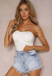 Niebieskie Szorty Denimowe High Waist z Wystrzępionymi Nogawkami Zimefia. Niebieskie szorty Renee, bez wzorów, rockowe. W wyprzedaży za 59.99 zł.