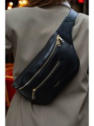 Victor & Hugo Paris Skórzana saszetka "Isla" w kolorze czarnym - 40 x 15 x 3 cm rozmiar: onesize. Czarne nerki i saszetki Victor & Hugo Paris, bez wzorów, z materiału, sportowe, bez dodatków. Za 217.99 zł.