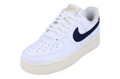 Buty sportowe Sneakersy damskie, W Air Force 1 07 EasyOn. Białe buty treningowe Nike, bez wzorów, z materiału, przed kostkę, bez zapięcia, trekkingowe. Za 499.99 zł.