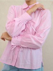 Bawełniana koszula z dekoracyjnym wiązaniem przy mankietach - różowy. Czerwone koszule Sinsay, l, bez wzorów, z bawełny, bez kołnierzyka, bez ramiączek. Za 49.99 zł.