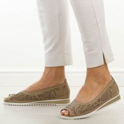 Beżowe skórzane półbuty damskie M.Daszyński Ol27-1. Brązowe półbuty wsuwane M.Daszyński, na lato, w ażurowe wzory, ze skóry, casualowe, z otwartym noskiem, bez obcasa, na płaskiej podeszwie. W wyprzedaży za 197.10 zł.