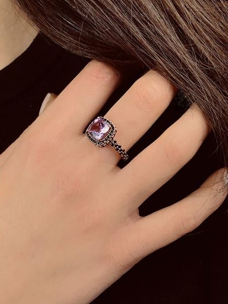 Les Petites Précieuses Pozłacany pierścionek z kamieniami szlachetnymi rozmiar: 56. Czerwone pierścionki Les Petites Précieuses, z ametystem, pozłacane. Za 225.45 zł.