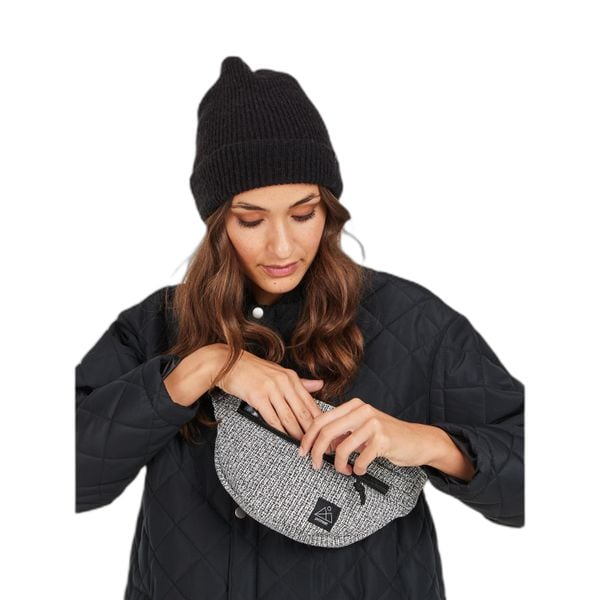 Saszetka damska Protest Niezna. Czarne nerki i saszetki Protest, bez wzorów, bez dodatków. Za 206.50 zł.