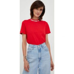 Calvin Klein Jeans t-shirt bawełniany kolor czerwony. Czerwone t-shirty Calvin Klein Jeans, l, bez wzorów, z bawełny, bez kołnierzyka, bez ramiączek. Za 229.99 zł.