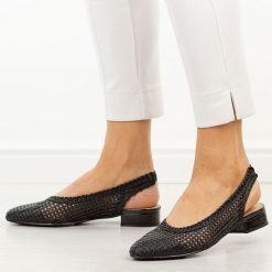 Czarne przewiewne baleriny damskie T.Sokolski 147. Czarne baleriny Sokolski, w ażurowe wzory, z jeansu, biznesowe, bez obcasa, na obcasie, bez zapięcia. W wyprzedaży za 157.52 zł.