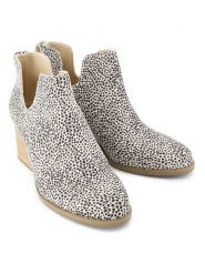 TOMS Skórzane botki w kolorze kremowo-czarnym na koturnie rozmiar: 36. Brązowe botki TOMS, bez wzorów, eleganckie, bez obcasa, na koturnie, bez zapięcia. Za 304.95 zł.