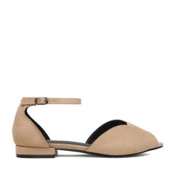 Sandały JENNY. Brązowe sandały Jenny, bez wzorów, bez obcasa, na płaskiej podeszwie, bez zapięcia. Za 99.99 zł.