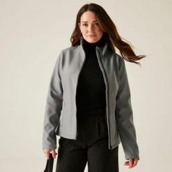 Damska kurtka softshell Ablaze z nadrukiem. Szare kurtki przejściowe sportowe Regatta, na jesień, bez wzorów, z softshellu, bez kaptura, trekkingowe. W wyprzedaży za 169.99 zł.