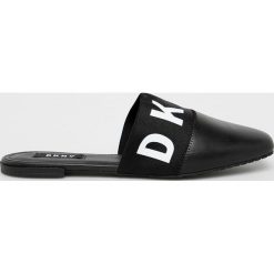 Dkny - Klapki. Czarne klapki DKNY, bez wzorów, z materiału, bez obcasa, bez zapięcia. W wyprzedaży za 379.90 zł.