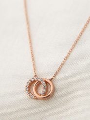 Lodie Silver Srebrny naszyjnik z elementem ozdobnym - dł. 43 cm rozmiar: onesize. Szare naszyjniki Lodie Silver, z materiału, z cyrkonią, srebrne. Za 56.79 zł.