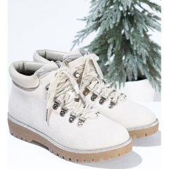 Jasnoszare Traperki Bad Romance. Traperki marki Born2be. Za 89.99 zł.