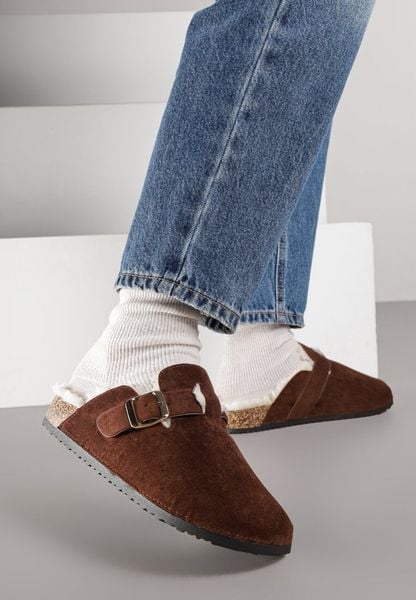 Ciemnobrązowe Płaskie Kapcie z Futerkiem Paskiem i Klamrą Lorninnia. Brązowe kapcie Born2be, bez wzorów, z bawełny. Za 79.99 zł.