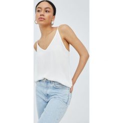 Vero Moda bluzka kolor biały. Białe bluzki Vero Moda, m, bez wzorów, z tkaniny, bez kołnierzyka, bez ramiączek. W wyprzedaży za 78.99 zł.
