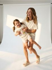 Bawełniana piżama dwuczęściowa z nadrukiem Miffy - biały. Białe piżamy Sinsay, l, bez wzorów, z bawełny, bez kołnierzyka, bez ramiączek. Za 49.99 zł.