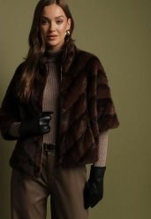 Brązowa Kurtka Futerko o Trapezowym Kroju z Rękawem 3/4 Tadeira. Brązowe kurtki Born2be, m, z aplikacjami, z futra, eleganckie, bez kaptura. Za 259.99 zł.