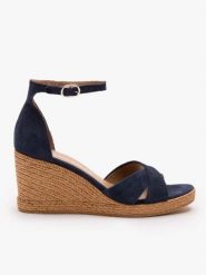 Granatowe sandały na koturnie. Niebieskie sandały Ryłko, bez wzorów, ze skóry, eleganckie, bez obcasa, na koturnie, bez zapięcia. Za 399.99 zł.