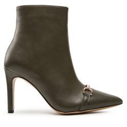 Botki DeeZee. Zielone botki DeeZee, bez wzorów, bez obcasa, na szpilce, bez zapięcia. Za 149.99 zł.