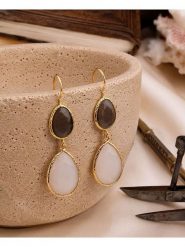 L'Atelier de Gaia Pozłacane kolczyki z onyksami i kamieniami księżycowymi rozmiar: onesize. Brązowe kolczyki L'Atelier de Gaia, z kamieniem księżycowym, pozłacane. Za 55.95 zł.