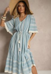 Jasnoniebieska Rozkloszowana Sukienka Boho z Bawełny Zdobiona Haftem i Wiązaniem Koriruna. Niebieskie sukienki Renee, na co dzień, l, z aplikacjami, z bawełny, boho, bez kołnierzyka, bez ramiączek, midi, rozkloszowane. W wyprzedaży za 119.99 zł.