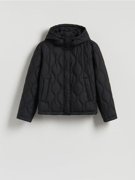 Pikowana kurtka - czarny. Czarne kurtki Reserved, l, bez wzorów, z tkaniny, bez kaptura. W wyprzedaży za 89.99 zł.