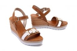 INBLU FG-35 021 camel, sandały damskie. Brązowe sandały Inblu, bez wzorów, bez obcasa, na koturnie, bez zapięcia. Za 134.90 zł.
