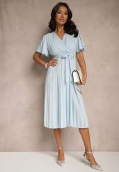 Jasnoniebieska Sukienka Wiązana w Talii z Plisowaniem na Dole Dorseki. Niebieskie sukienki Renee, l, bez wzorów, eleganckie, bez kołnierzyka, bez ramiączek, midi, kopertowe. W wyprzedaży za 47.99 zł.