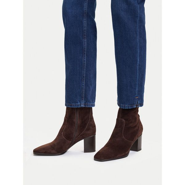 Botki GINO ROSSI. Brązowe botki Gino Rossi, bez wzorów, bez obcasa, na słupku, bez zapięcia. Za 479.99 zł.