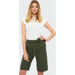Klasyczne szorty. Szorty Greenpoint, bez wzorów, ze lnu, klasyczne. Za 79.99 zł.