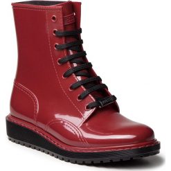 Kalosze GUESS - FLDTY3 RUB10 BORDE. Czerwone botki Guess, z aplikacjami, z materiału. W wyprzedaży za 349.00 zł.