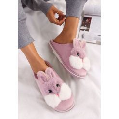 Różowe Kapcie Chloraleia. Czerwone kapcie Renee, z aplikacjami, z dresówki. W wyprzedaży za 23.99 zł.