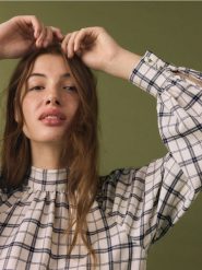Bluzka z falbanami - wielobarwny. Bluzki Reserved, l, bez wzorów, z tkaniny, bez kołnierzyka, bez ramiączek. Za 139.99 zł.