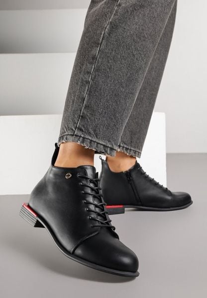 Czarne Botki Vices Trzewiki Aliff. Czarne botki Renee, bez wzorów, eleganckie, bez obcasa, na płaskiej podeszwie, bez zapięcia. Za 109.99 zł.