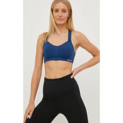 Reebok biustonosz sportowy Penn gładki. Niebieskie biustonosze sportowe Reebok, bez wzorów, z dzianiny, na jogę i pilates. W wyprzedaży za 109.99 zł.