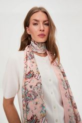 Szal w wzorem różowy. Czerwone szaliki i kominy MOODO, bez wzorów, z poliesteru. Za 59.99 zł.