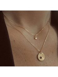 Les Petites Précieuses Pozłacany naszyjnik z elementami ozdobnymi - dł. 39 cm rozmiar: onesize. Żółte naszyjniki Les Petites Précieuses, z materiału, pozłacane. Za 118.45 zł.