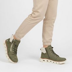 Botki damskie Rieker, trzewiki ocieplane futerkiem i na płaskiej podeszwie, zielone, M6014-54. Zielone botki Rieker, bez wzorów, z materiału, sportowe, bez obcasa, na płaskiej podeszwie, bez zapięcia. Za 319.00 zł.